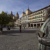 Eduardo Margareto ICAL. Escultura de Antonio Machado en la Plaza Mayor de Segovia