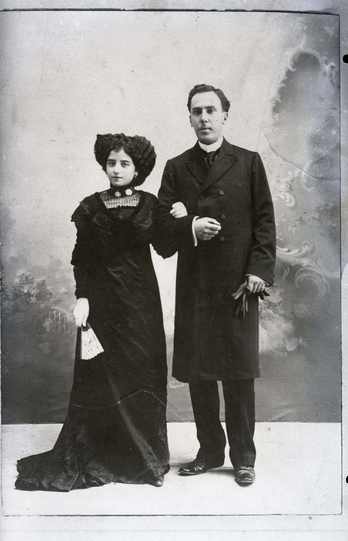 ICAL . AHPSo 22710 (Fondo Vives) Foto de Segundo; Fotografí­a de Antonio Machado y Leonor con su traje de boda hecha en el estudio Segundo de Madrid varios meses después de la boda, en noviembre de 1909