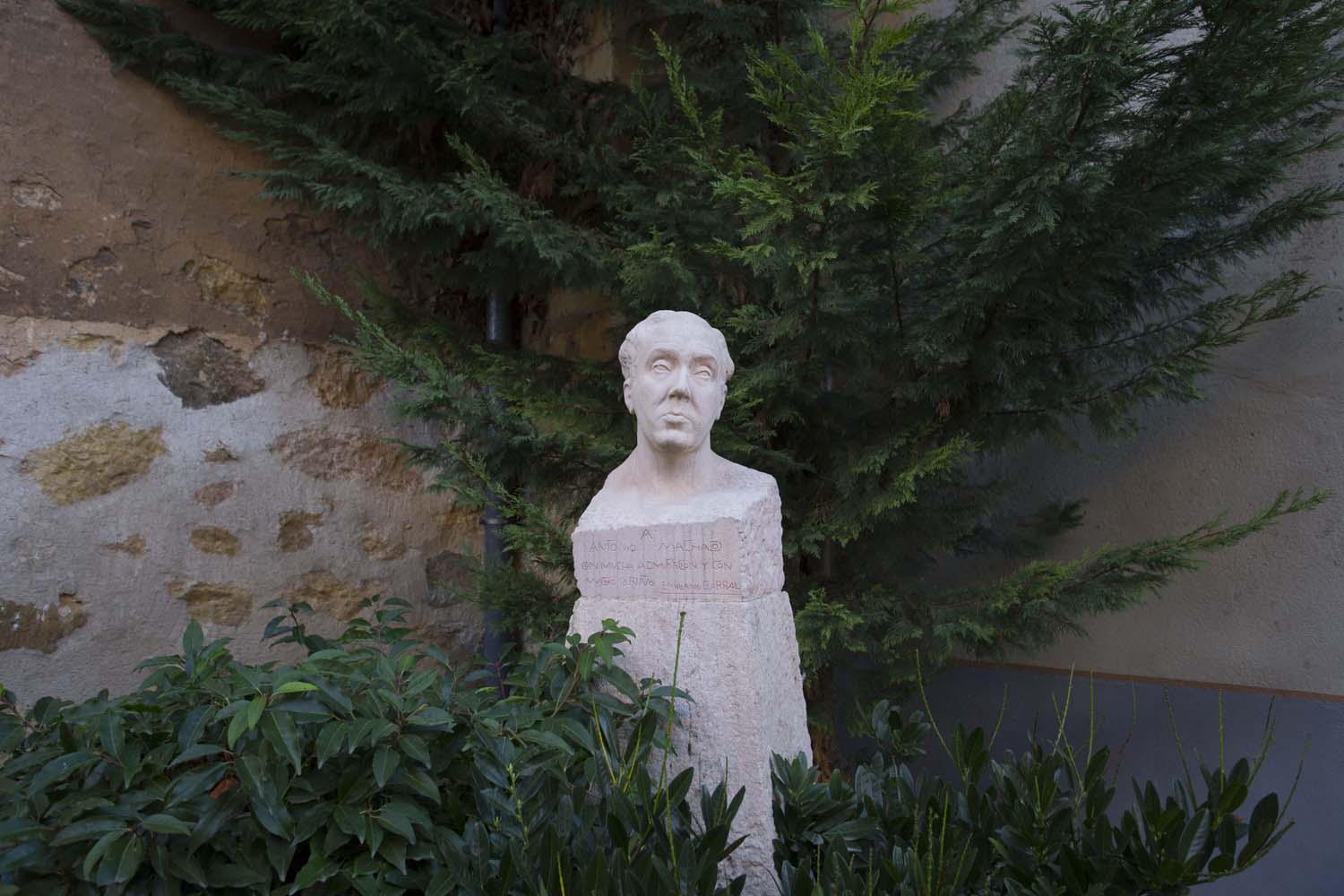 Eduardo Margareto ICAL. Busto de Antonio Machado en la entrada a la Casa Museo de Segovia realizado por Emiliano Barral