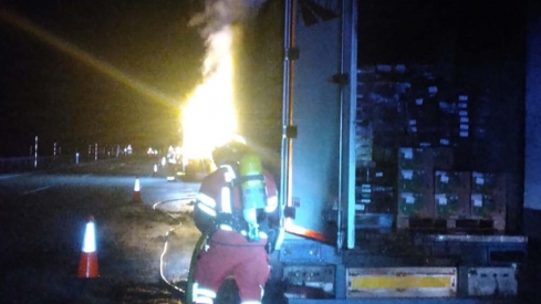 Incendio de un camión en la A 6 en Brazuelo