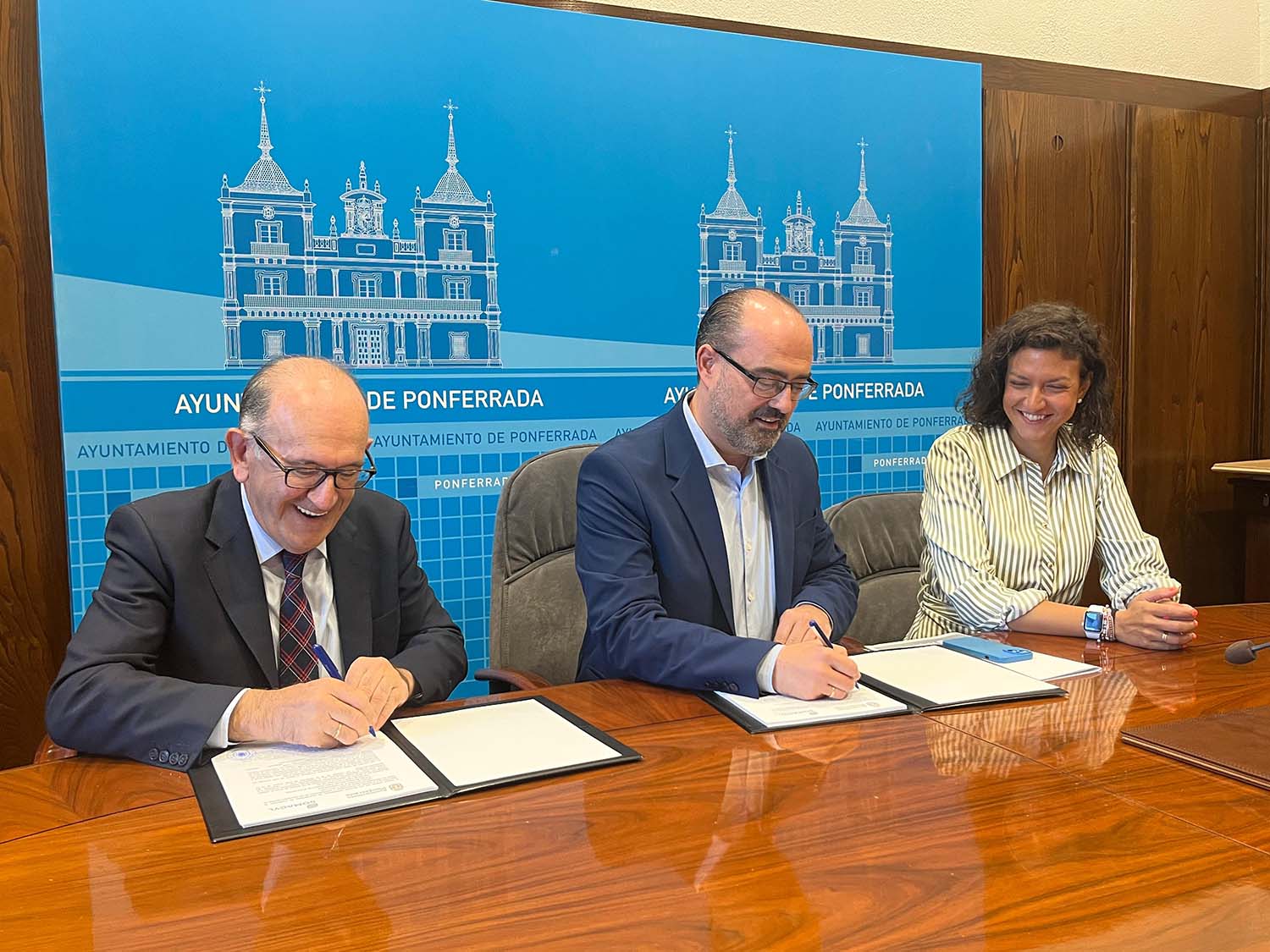 Firma del Ayuntamiento de Ponferrada con Somacyl para renovar los campos de fútbol.
