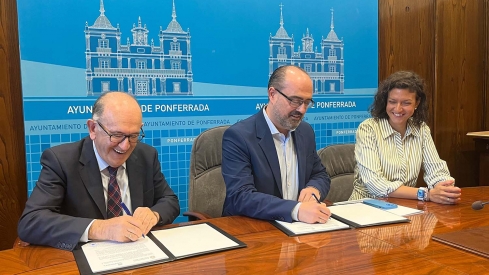 Firma del Ayuntamiento de Ponferrada con Somacyl para renovar los campos de fútbol.