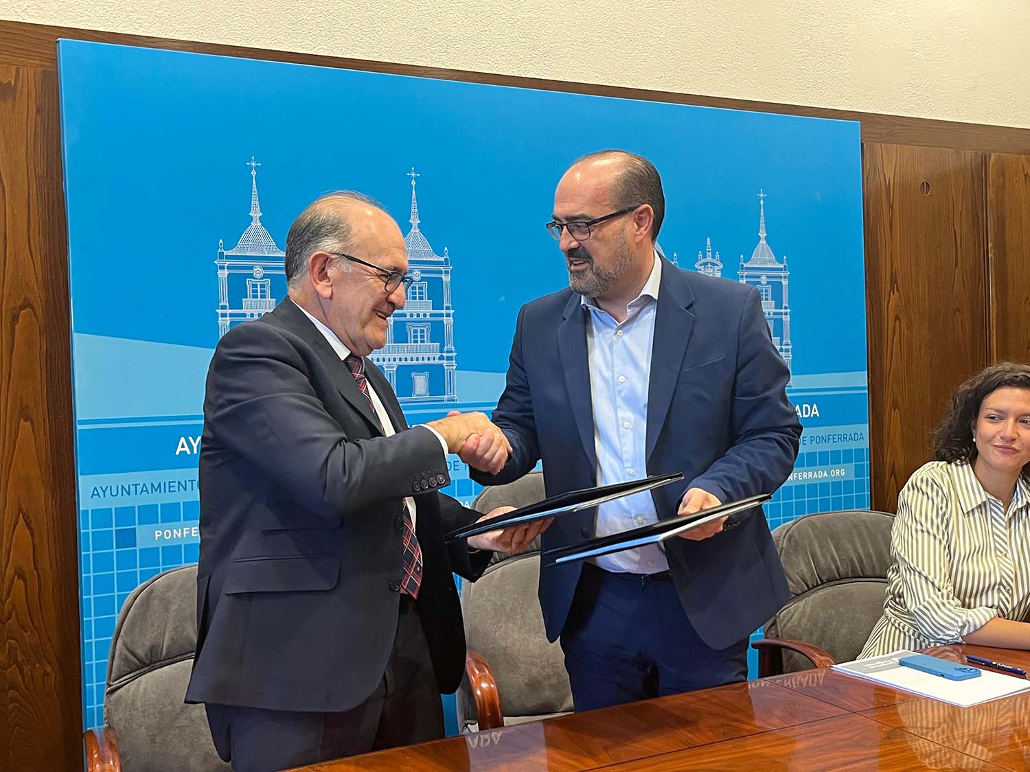 Firma del Ayuntamiento de Ponferrada con Somacyl para renovar los campos de fútbol Firma del Ayuntamiento de Ponferrada con Somacyl para renovar los campos de fútbol