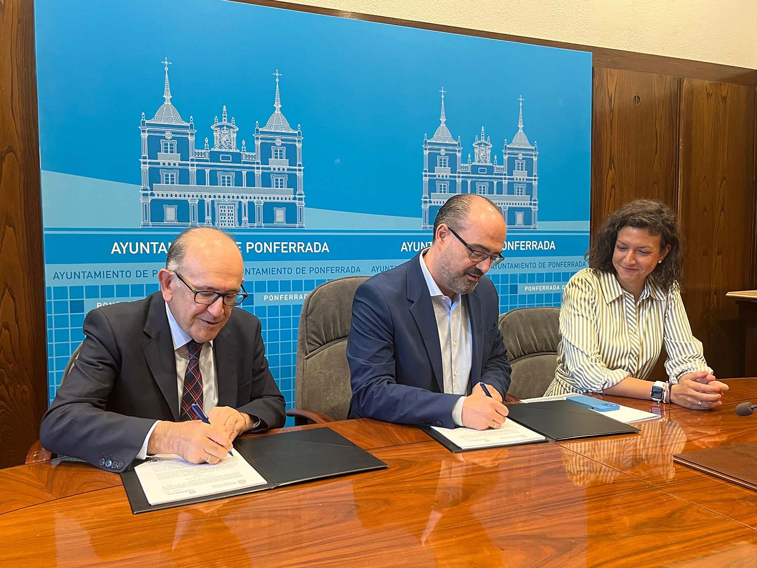 Firma del Ayuntamiento de Ponferrada con Somacyl para renovar los campos de fútbol . Firma del Ayuntamiento de Ponferrada con Somacyl para renovar los campos de fútbol .