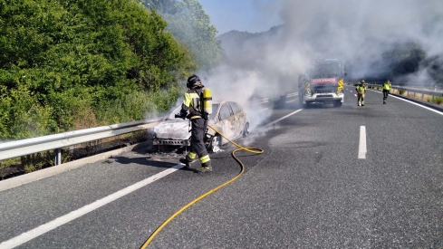 Incendio de un coche en la A 6