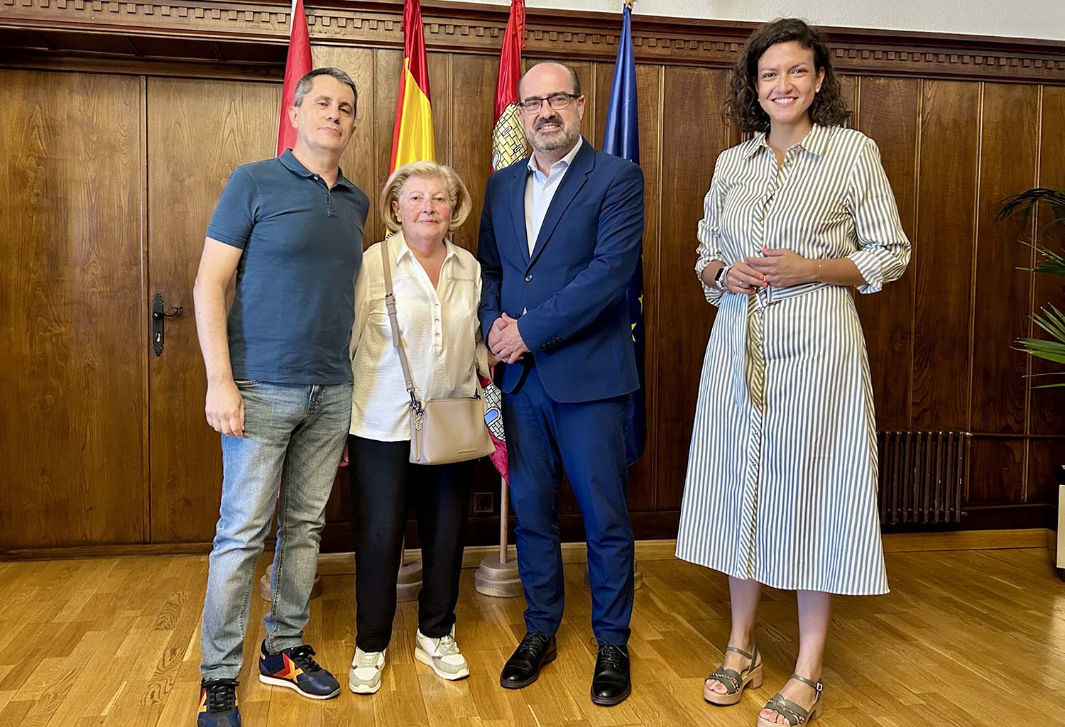 El alcalde, Marco Mora, la concejala Lidia Coca y los familiares de Mario Tascón Amalita Ruiz y Javier Tascón