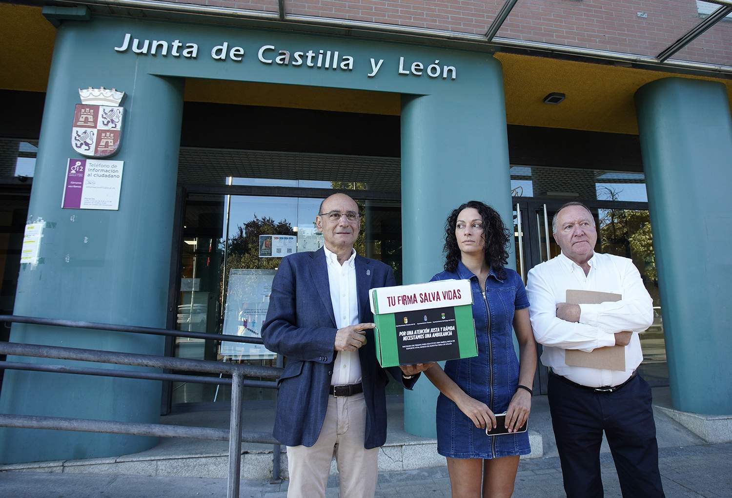 César Sánchez / ICAL . Los alcaldes de Toreno, Páramo del Sil y Berlanga del Bierzo, Vicente Mirón (I), Alicia García y César Álvarez (D), registran las firmas recogidas para reclamar una ambulancia permanente en el Centro de Salud de Toreno César Sánchez / ICAL . Los alcaldes de Toreno, Páramo del Sil y Berlanga del Bierzo, Vicente Mirón (I), Alicia García y César Álvarez (D), registran las firmas recogidas para reclamar una ambulancia permanente en el Centro de Salud de Toreno