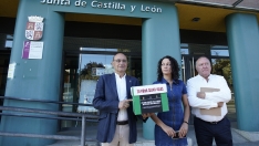 César Sánchez / ICAL . Los alcaldes de Toreno, Páramo del Sil y Berlanga del Bierzo, Vicente Mirón (I), Alicia García y César Álvarez (D), registran las firmas recogidas para reclamar una ambulancia permanente en el Centro de Salud de Toreno César Sánchez / ICAL . Los alcaldes de Toreno, Páramo del Sil y Berlanga del Bierzo, Vicente Mirón (I), Alicia García y César Álvarez (D), registran las firmas recogidas para reclamar una ambulancia permanente en el Centro de Salud de Toreno