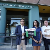 César Sánchez / ICAL . Los alcaldes de Toreno, Páramo del Sil y Berlanga del Bierzo, Vicente Mirón (I), Alicia García y César Álvarez (D), registran las firmas recogidas para reclamar una ambulancia permanente en el Centro de Salud de Toreno 