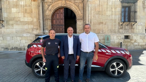 El jefe del servicio, Julián Alcalá, el presidente de la Diputación, Gerardo Álvarez Courel, y el diputado del área y vicepresidente, Luis Alberto Arias | Sale a licitación la redacción del proyecto del parque de bomberos de Bembibre