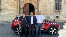 El jefe del servicio, Julián Alcalá, el presidente de la Diputación, Gerardo Álvarez Courel, y el diputado del área y vicepresidente, Luis Alberto Arias | Sale a licitación la redacción del proyecto del parque de bomberos de Bembibre El jefe del servicio, Julián Alcalá, el presidente de la Diputación, Gerardo Álvarez Courel, y el diputado del área y vicepresidente, Luis Alberto Arias | Sale a licitación la redacción del proyecto del parque de bomberos de Bembibre