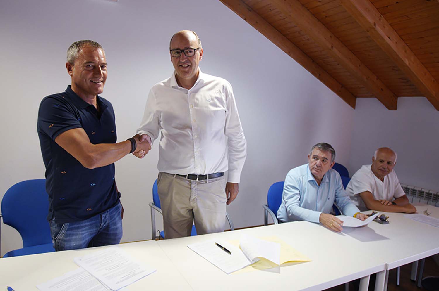 Cesar Sánchez ICAL | Jorge Diez, secretario general de UGT FICA El Bierzo en la pizarra y Eliseo López, presidente patronal de la pizarra en Castilla y León firman el nuevo convenio de la pizarra de Castilla y León Cesar Sánchez ICAL | Jorge Diez, secretario general de UGT FICA El Bierzo en la pizarra y Eliseo López, presidente patronal de la pizarra en Castilla y León firman el nuevo convenio de la pizarra de Castilla y León
