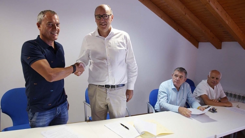 Cesar Sánchez ICAL | Jorge Diez, secretario general de UGT FICA El Bierzo en la pizarra y Eliseo López, presidente patronal de la pizarra en Castilla y León firman el nuevo convenio de la pizarra de Castilla y León