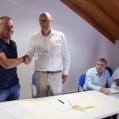 Cesar Sánchez ICAL | Jorge Diez, secretario general de UGT FICA El Bierzo en la pizarra y Eliseo López, presidente patronal de la pizarra en Castilla y León firman el nuevo convenio de la pizarra de Castilla y León