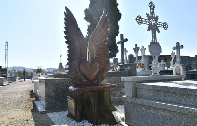 cementerio cacabelos escultura bierzo
