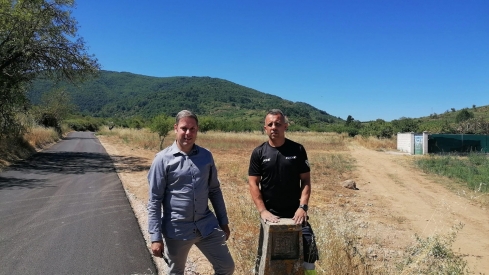 Asfaltado entre Toral de Merayo y Rimor. En la foto se encuentran, el concejal de Medio Rural, Iván Alonso, y el alcalde pedáneo de Toral de Merayo, Luis Alberto Macías (Tito Macías) 