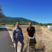 Asfaltado entre Toral de Merayo y Rimor. En la foto se encuentran, el concejal de Medio Rural, Iván Alonso, y el alcalde pedáneo de Toral de Merayo, Luis Alberto Macías (Tito Macías) 