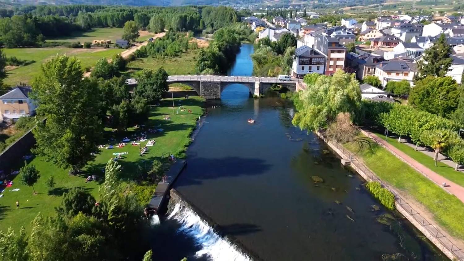 Río Cúa en Cacabelos | Cacabelos y su playa fluvial entre viñedos. La riqueza del Cúa y los ríos entre la Mencía