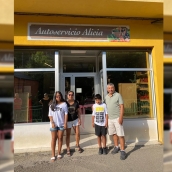 Tremor de Arriba evita el cierre de su última tienda con una nueva familia del Proyecto Repuebla