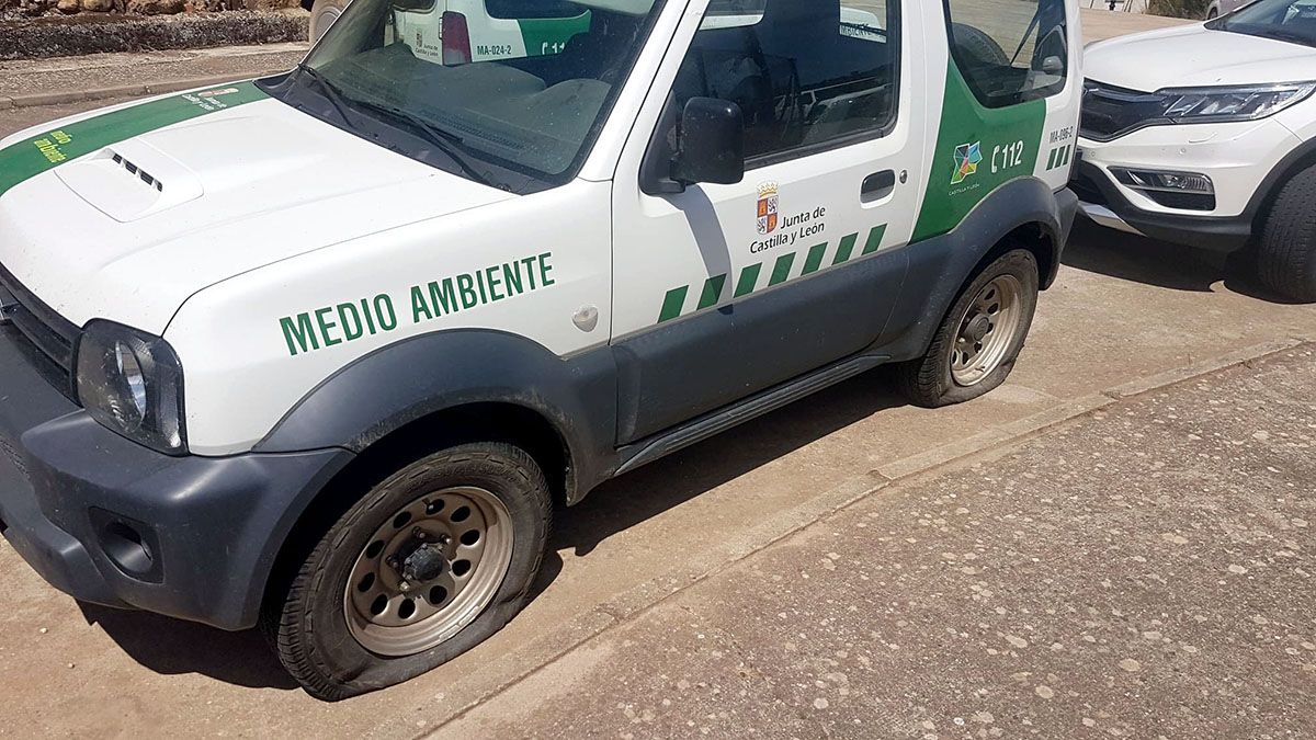 Tres vehículos de agentes forestales de Burgos aparecen con las ruedas rajadas