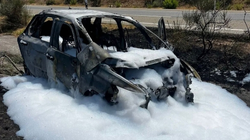 Dos personas trasladadas al Hospital del Bierzo tras arde su coche en la A-6 a la altura de Brazuelo. Diputación de León 