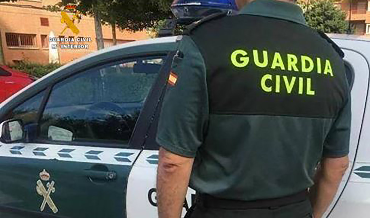 Guardia civil | Un hombre intenta asesinar a su exmujer prendiéndole fuego en el interior de un coche en Cuéllar (Segovia)