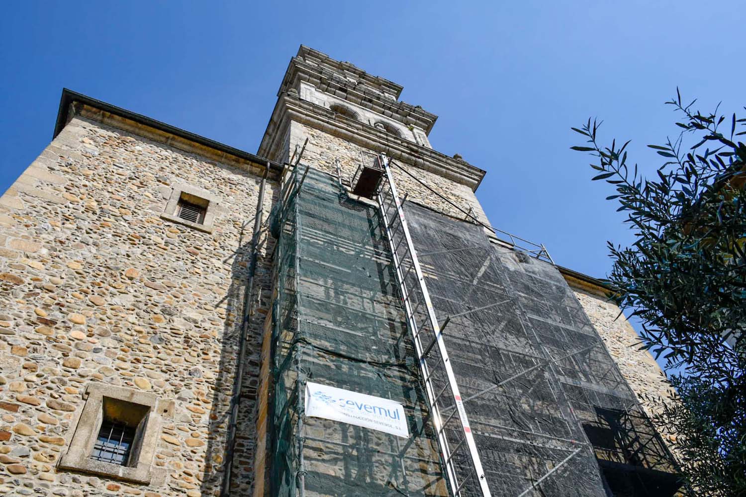 Andamio en la Basílica de la Encina para las obras del mirador 