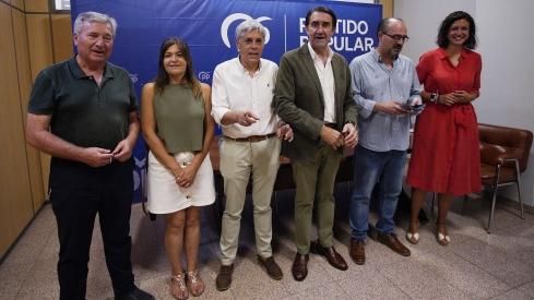 César Hornija / ICAL. El presidente de la gestora del PP de León, Juan Carlos Suárez-Quiñones (3D), durante la reunión con alcaldes, portavoces y otros cargos de la comarca berciana