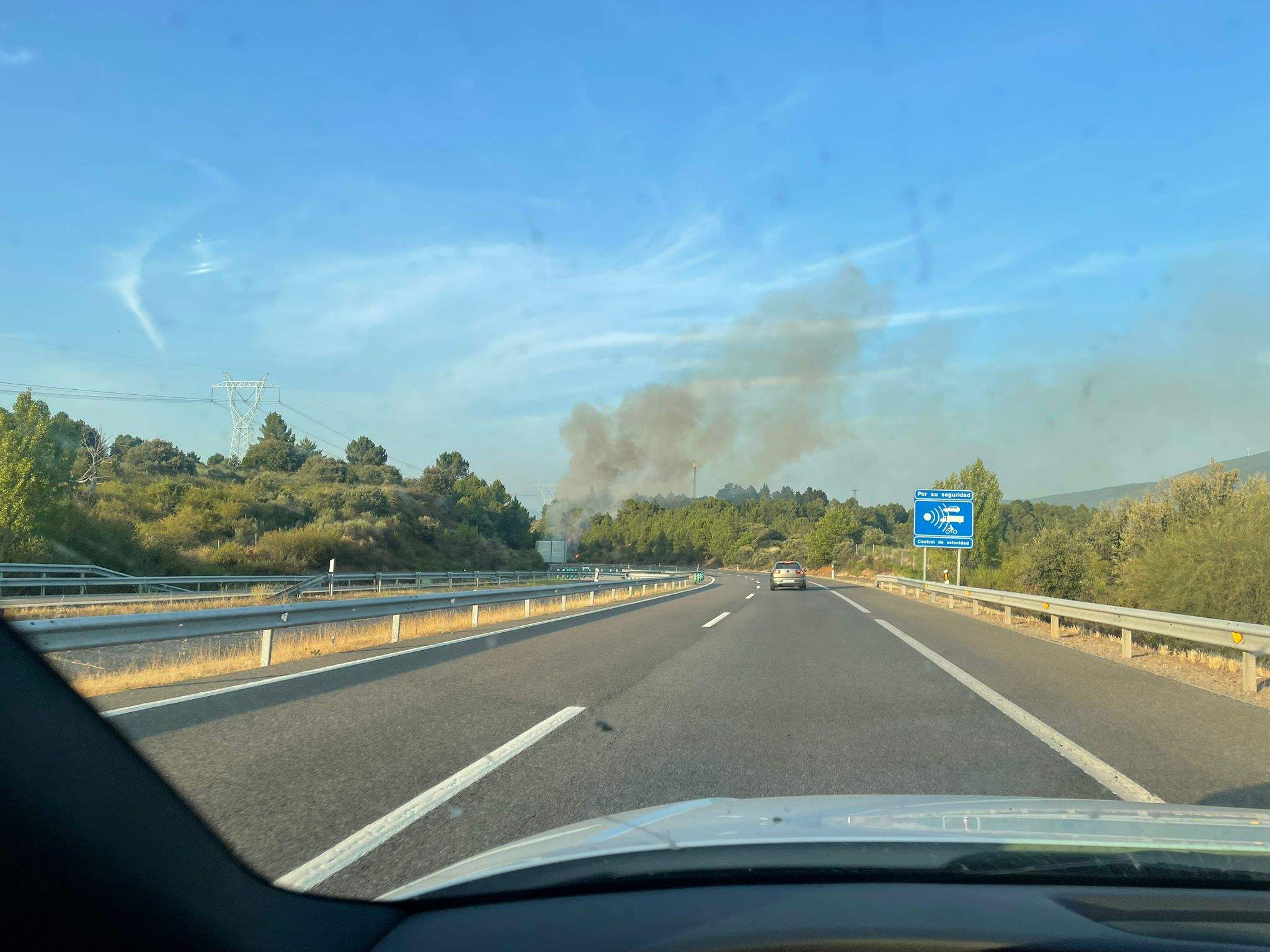 Incendio en la A 6 en San Miguel de las Dueñas (2)