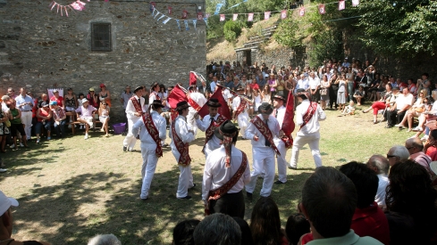 Los danzantes del Valle de Fornela se preparan para vivir su primera cita como Fiesta de Interés Turístico Regional. César Hornija 