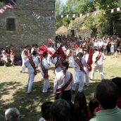 Los danzantes del Valle de Fornela se preparan para vivir su primera cita como Fiesta de Interés Turístico Regional. César Hornija 