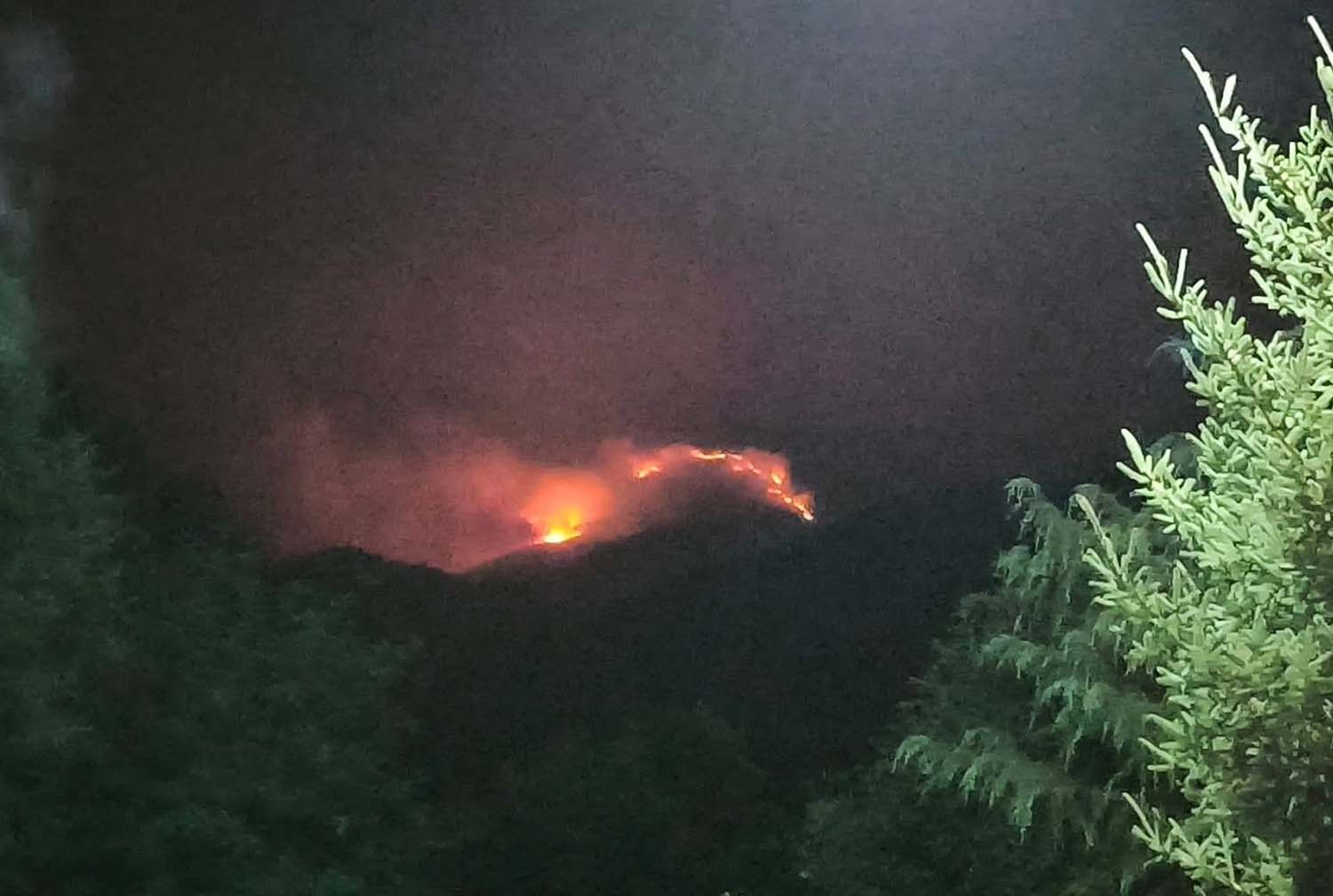 El incendio de Yeres mantiene evacuada a la población, pero no amenaza al pueblo ni a Las Médulas