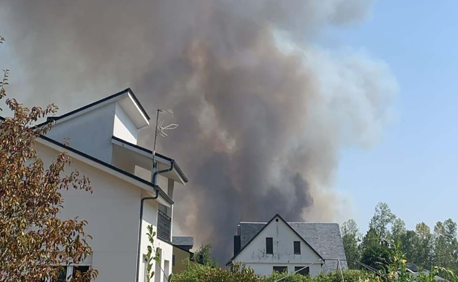 La oleada de incendios en El Bierzo eleva "ampliamente" los niveles de polución y la calidad del aire se desploma