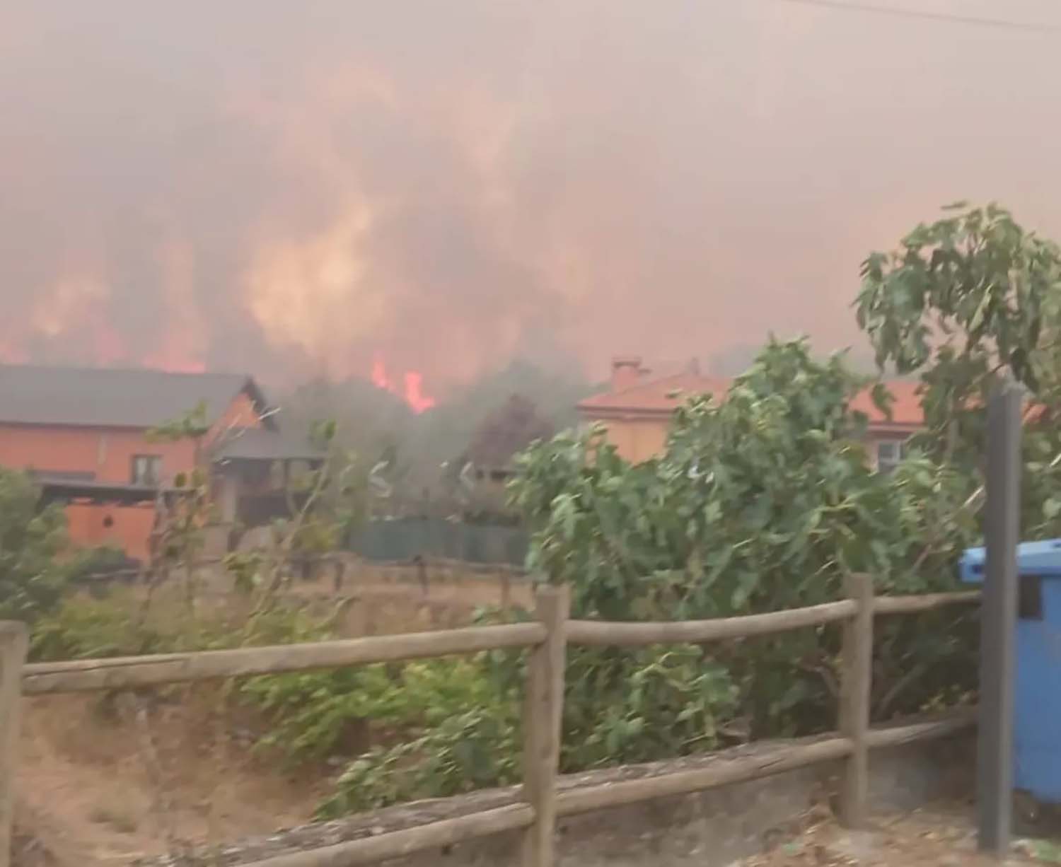 Actualización en Yeres. Foto: Cristina Pérez, consejera comarcal de Turismo, tomada desde Médulas este domingo a las 17:00 horas. | Actualización en Yeres. Foto: Cristina Pérez, consejera comarcal de Turismo, tomada desde Médulas este domingo a las 17:00 horas. |