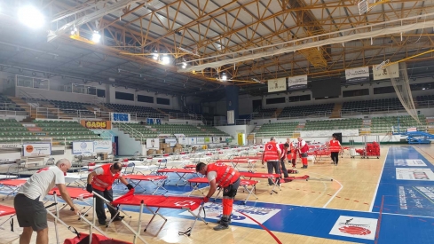 Cruz Roja habilita 90 camas en los pabellones Lydia Valentín y José Arroyo (Flores del Sil) para las víctimas de los incendios