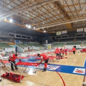 Cruz Roja habilita 90 camas en los pabellones Lydia Valentín y José Arroyo (Flores del Sil) para las víctimas de los incendios