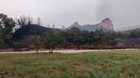 Las Médulas calcinadas por las llamas Diputación de León (7) | La aplicación de fuego técnico permite estabilizar la parte noreste del incendio que afecta a Las Médulas y que avanza hacia Pombriego