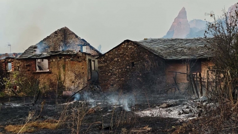 Las Médulas calcinadas por las llamas del incendio de Yeres 