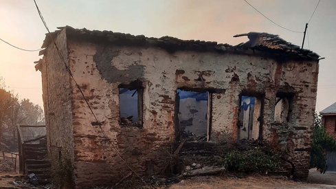 Casas afectadas en pueblo de Médulas | La Junta pagará “de forma rápida y generosa” los gastos provocados por los incendios excluidos de los seguros