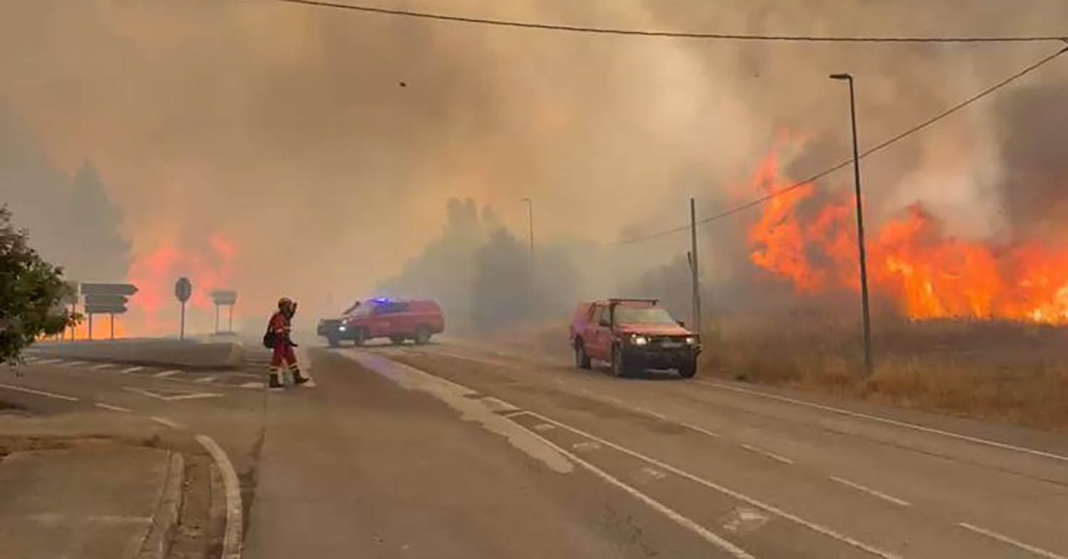 Llamas de Cabrera y Santalavilla en prealerta de evacuación y la N-536 cortada en ambos sentidos desde Carucedo a Priaranza del Bierzo Llamas de Cabrera y Santalavilla en prealerta de evacuación y la N-536 cortada en ambos sentidos desde Carucedo a Priaranza del Bierzo