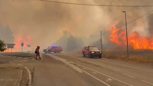 Llamas de Cabrera y Santalavilla en prealerta de evacuación y la N-536 cortada en ambos sentidos desde Carucedo a Priaranza del Bierzo