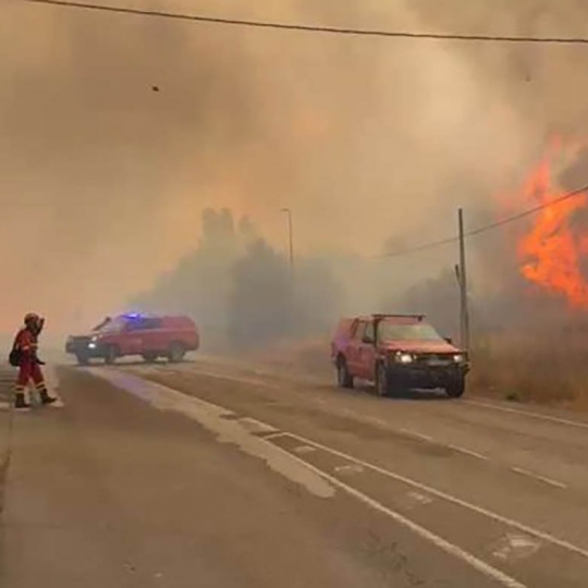 Llamas de Cabrera y Santalavilla en prealerta de evacuación y la N-536 cortada en ambos sentidos desde Carucedo a Priaranza del Bierzo