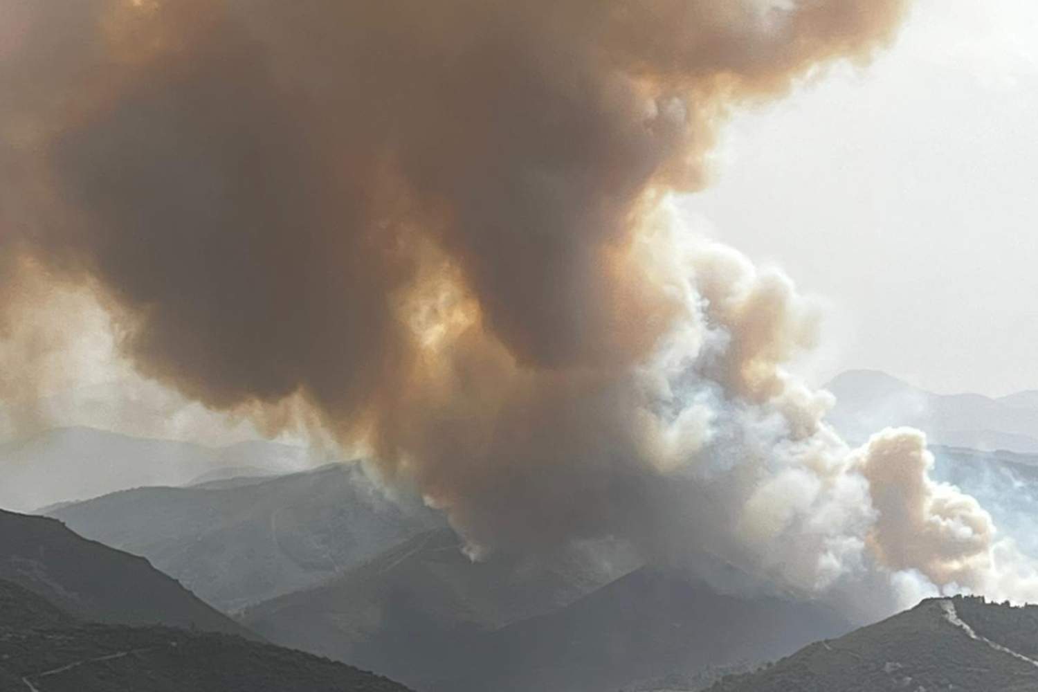 Desalojan a los vecinos de Espanillo y San Vicente ante el peligro por el incendio de Paradiña Desalojan a los vecinos de Espanillo y San Vicente ante el peligro por el incendio de Paradiña