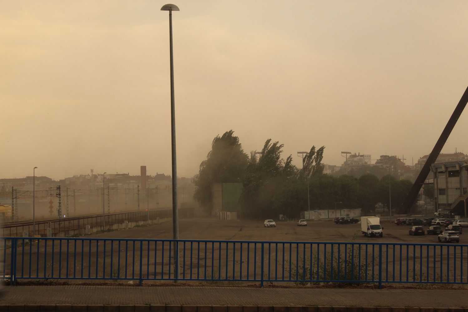 El humo de los incendios y el polvo africano deterioran la calidad del aire en León | José Martín El humo de los incendios y el polvo africano deterioran la calidad del aire en León | José Martín