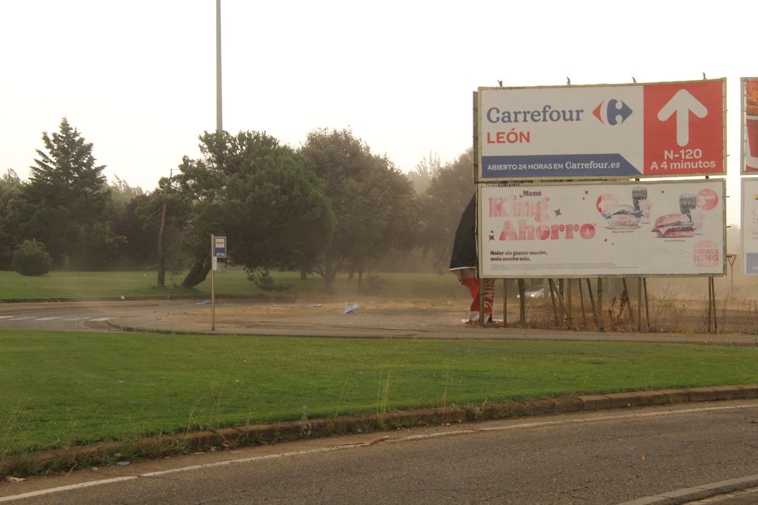 El humo de los incendios y el polvo africano deterioran la calidad del aire en León | José Martín El humo de los incendios y el polvo africano deterioran la calidad del aire en León | José Martín