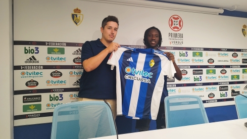 Eugene Frimpong se muestra "feliz" por llegar a la Ponferradina: "Cualquier jugador quieres estar aquí"