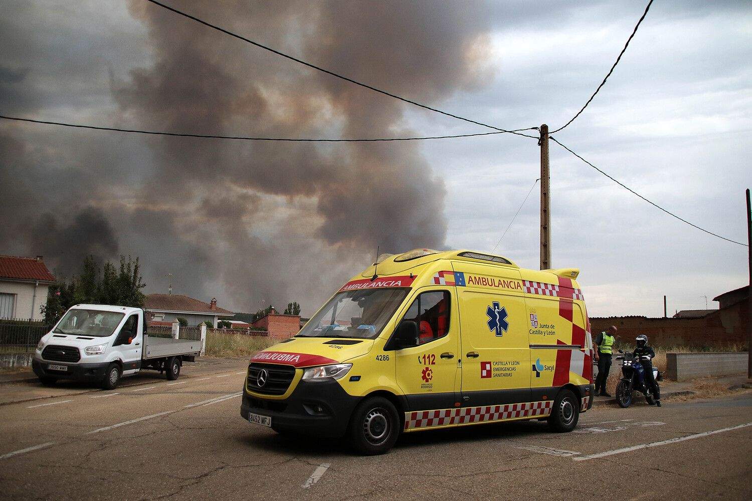 El incendio de Molezuelas de la Carballeda (Zamora) a su paso por Herreros de Jamuz (León) | Peio García (ICAL)