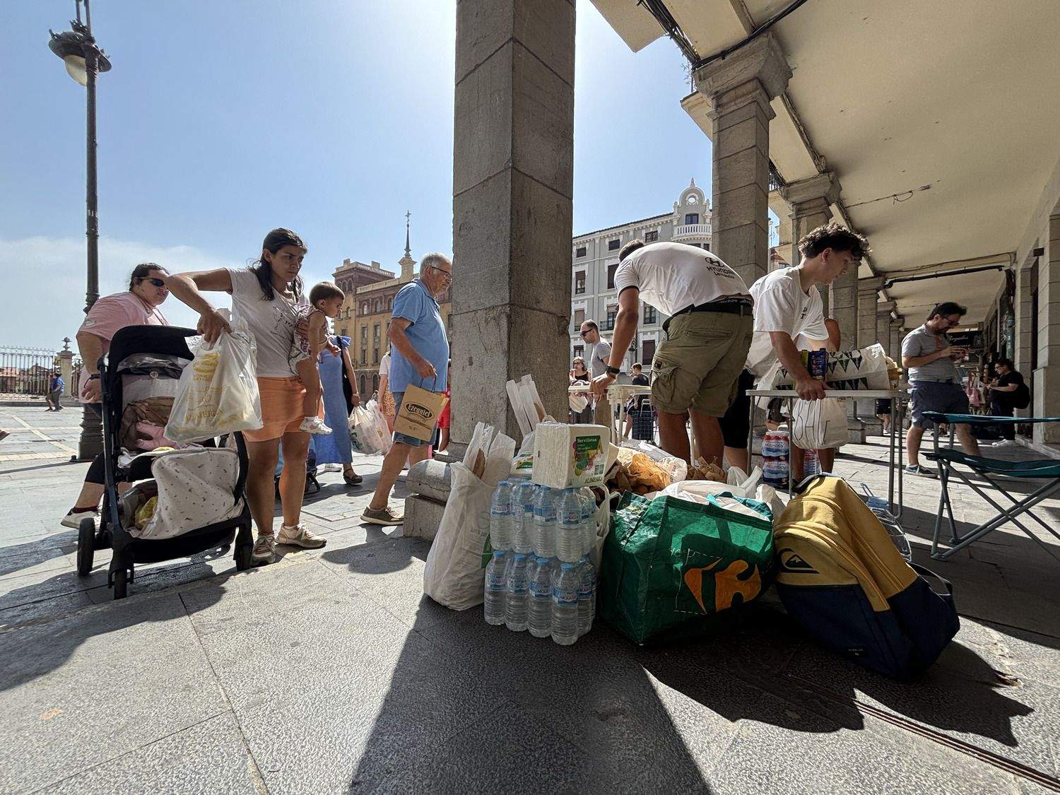 Punto de recogida de alimentos en León para los afectados del incendio de La Valdería | José Martín