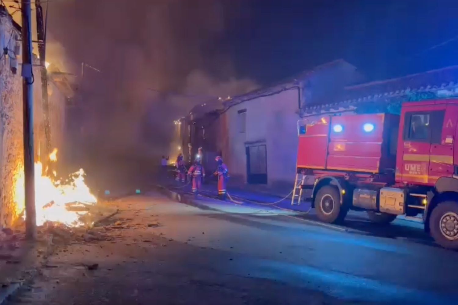 El incendio de Molezuelas de la Carballeda (Zamora) arrasa Palacios de Jamuz durante la noche El incendio de Molezuelas de la Carballeda (Zamora) arrasa Palacios de Jamuz durante la noche