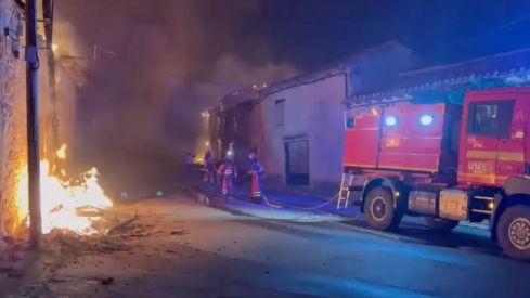 El incendio de Molezuelas de la Carballeda (Zamora) arrasa Palacios de Jamuz durante la noche